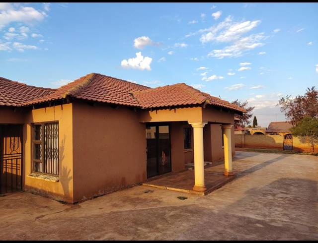 4 BEDROOM HOUSE FOR SALE IN LENASIA SOUTH
